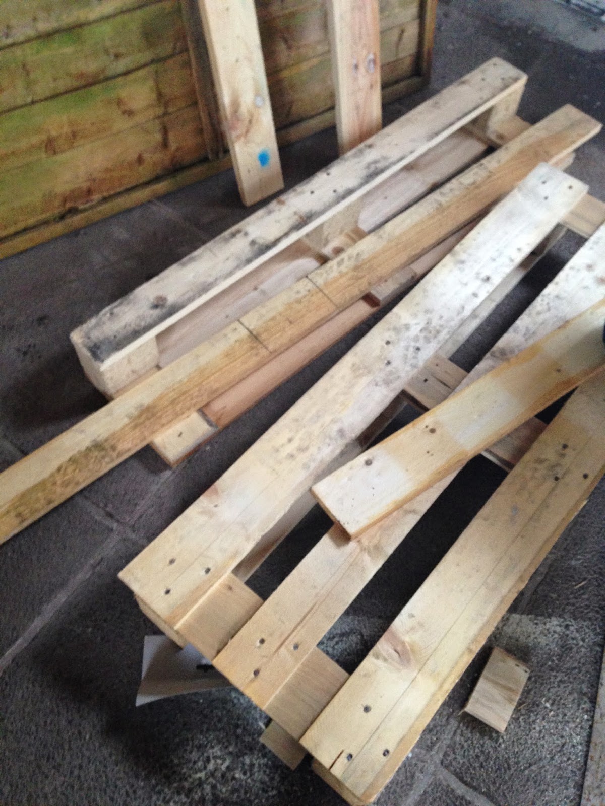 Peonies and Prettiness Making a pallet plant stand!
